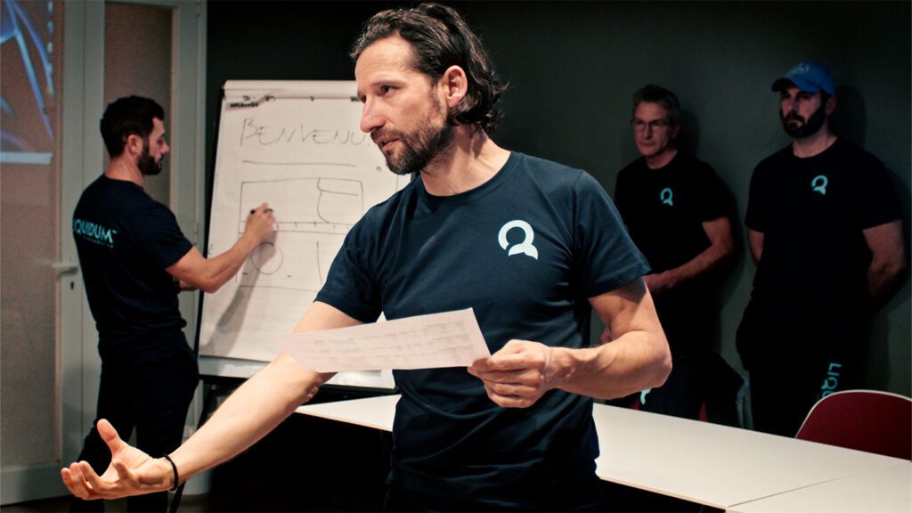 Ettore Favia spiega ad un webinar o video corso Liquidum