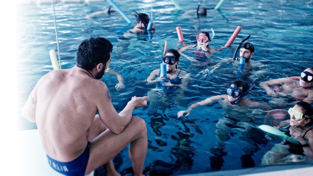 Homar Leuci insegna l'apnea in una piscina