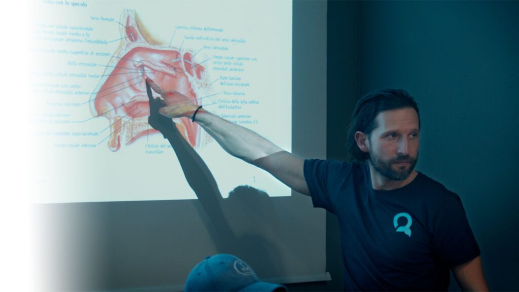 Ettore Favia spiega l'anatomia di un orecchio