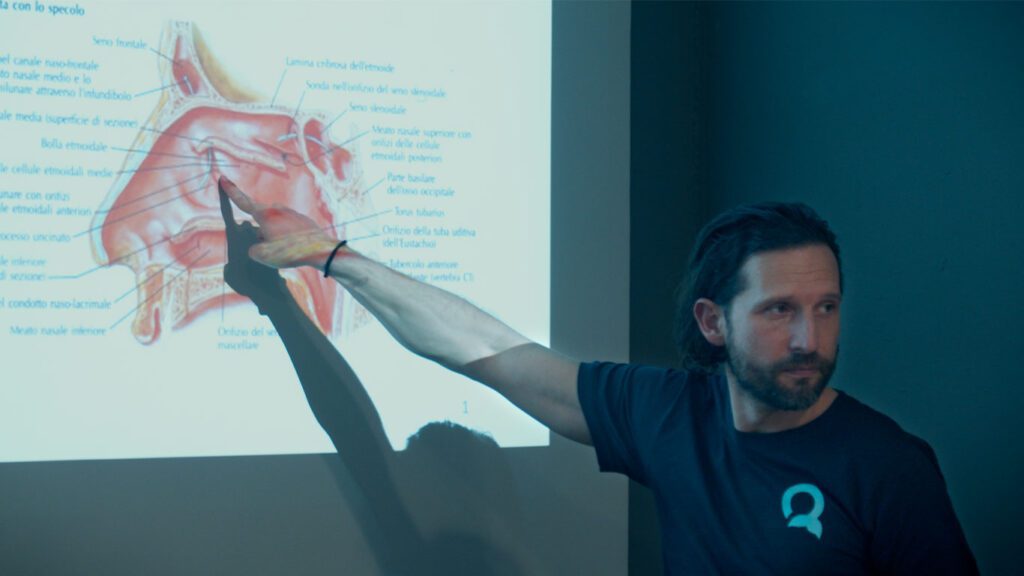 Ettore Favia spiega l'anatomia di un orecchio
