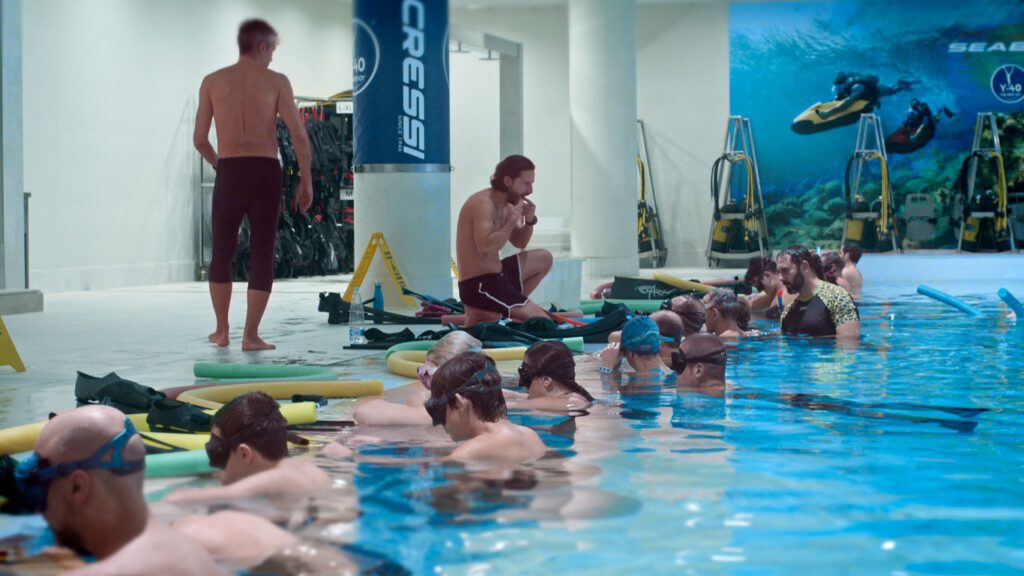 Ettore Favia insegna tecniche di respirazione agli apneisti