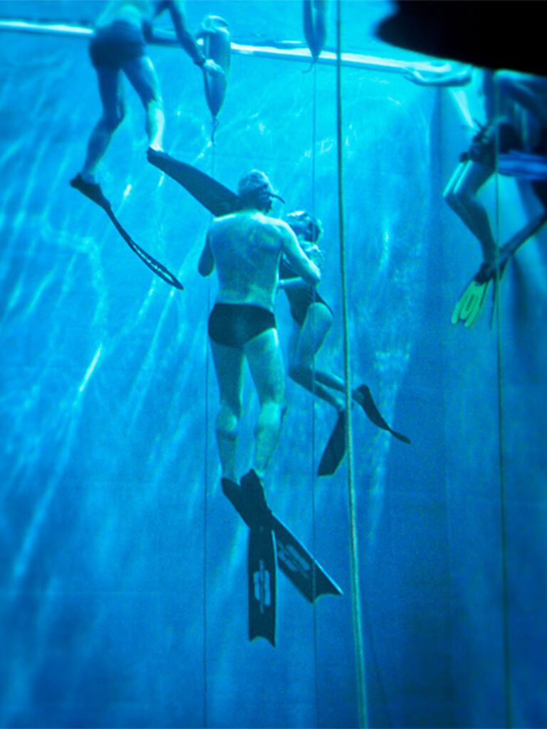 Apneisti in piscina