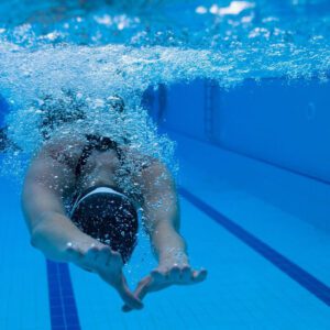 Apneista in piscina
