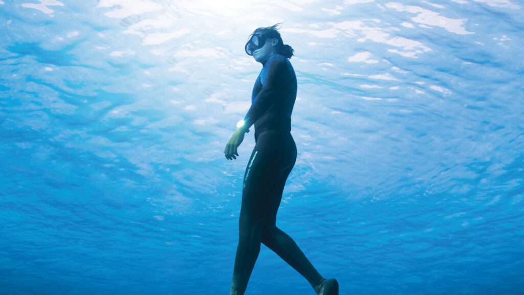 Ragazza in apnea - corsi con brevetto Liquidum