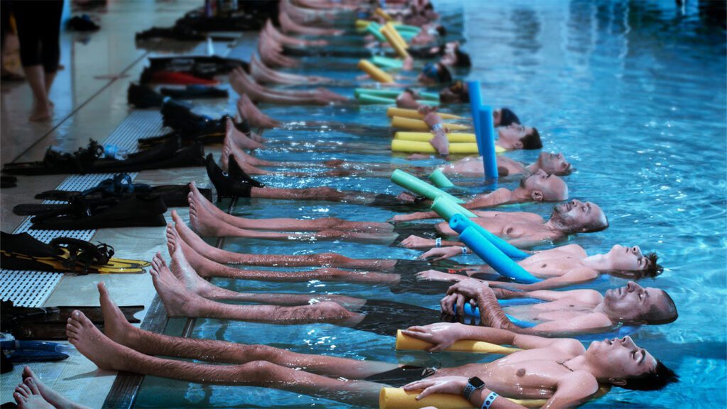 Apneisti in piscina imparano a gestire le fonti di stress