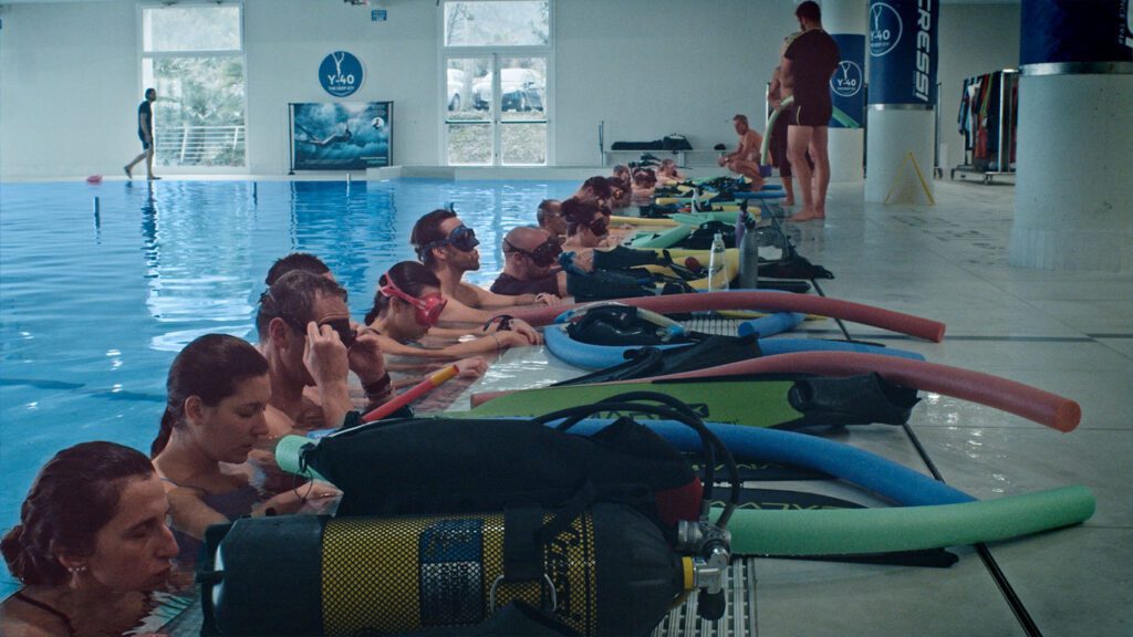 Gruppo di apneisti in piscina