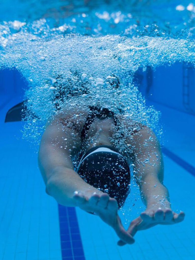 Apneista in piscina