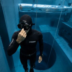 Freediver si compensa le orecchie all'interno della piscina Y-40, corso Instructor Distinctive Equalization