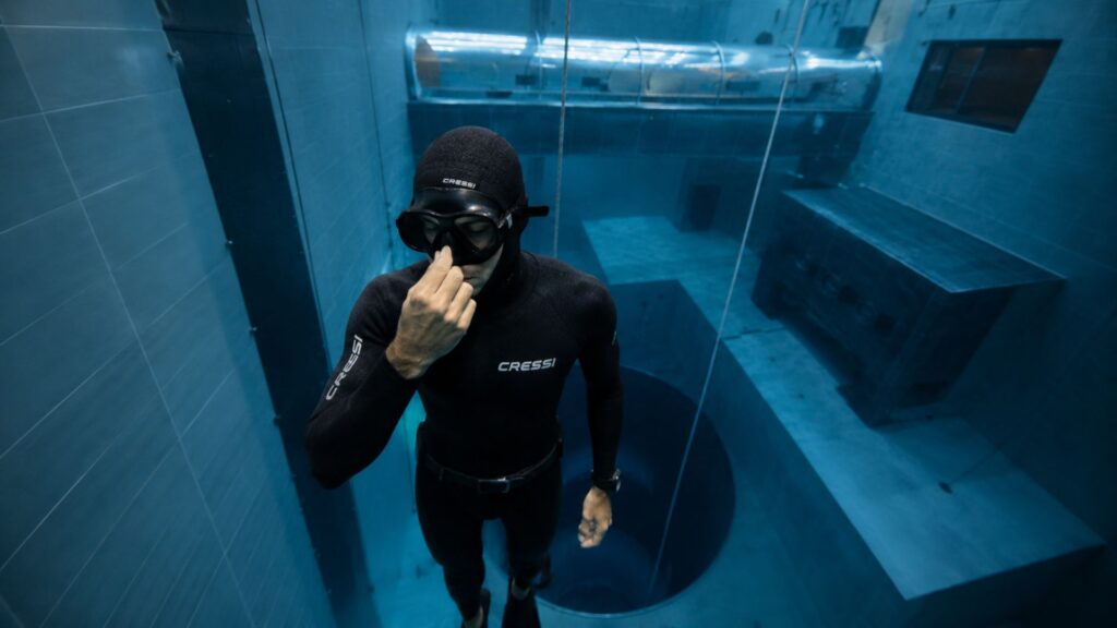 Freediver si compensa le orecchie all'interno della piscina Y-40, corso Instructor Distinctive Equalization