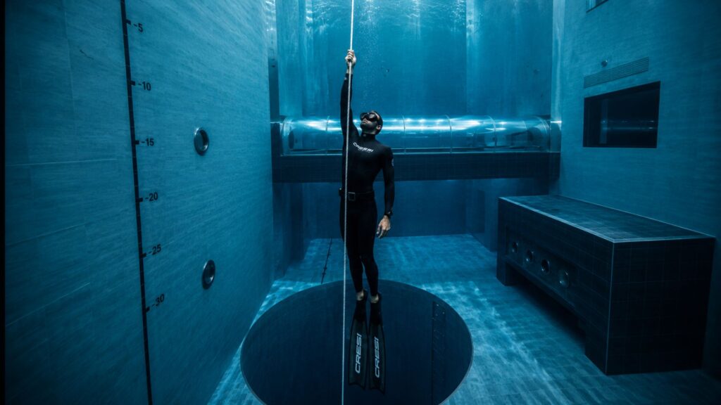 Freediver in assetto costante durante immersione di profondità nella piscina Y-40