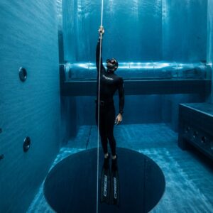 Freediver in assetto costante durante immersione di profondità nella piscina Y-40