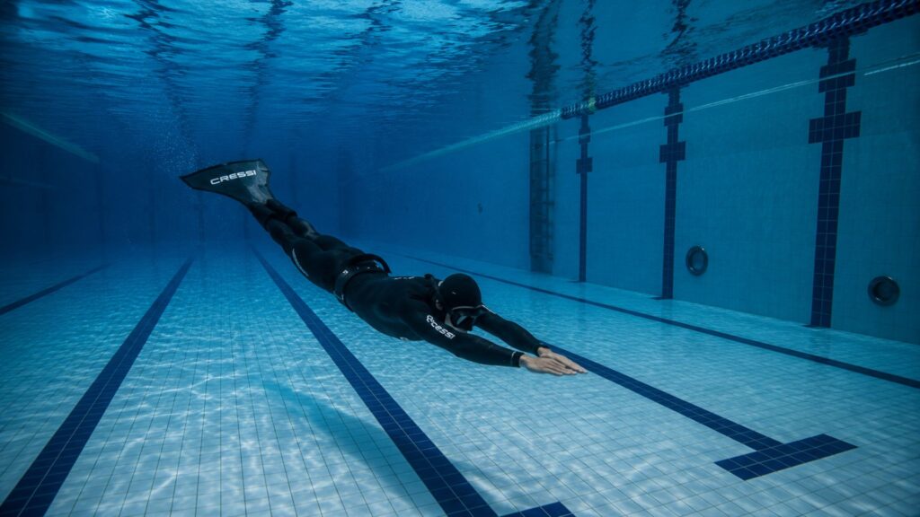 Freediver in allenamento con monopinna durante il corso Distinctive Pool
