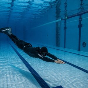 Freediver in allenamento con monopinna durante il corso Distinctive Pool