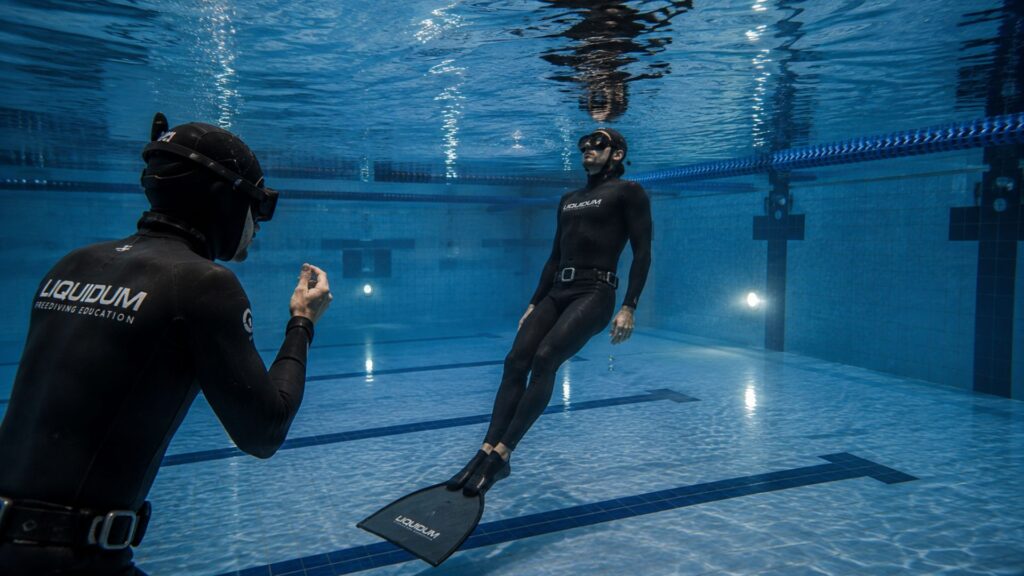 Freediver durante esercizio di ventilazione e respirazione nel corso Distinctive Breathing